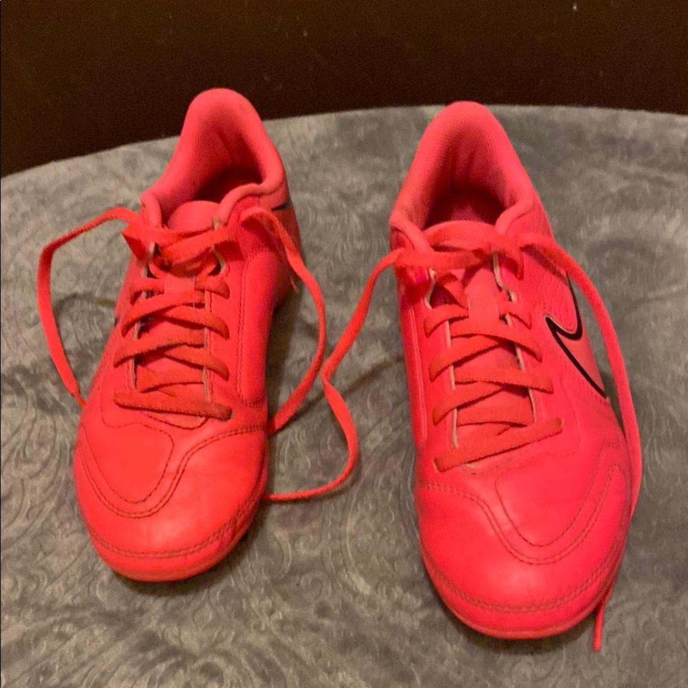 💋 Kids hot pink cleats, preowned
